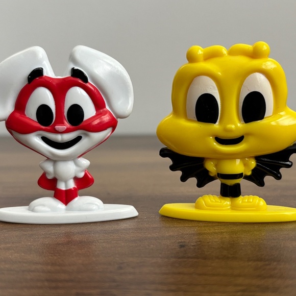 2 General Mills Cereal Squad Toy Figure BUZZ the Honey Bee CHEERIOS TRIX Rabbit - Picture 1 of 8